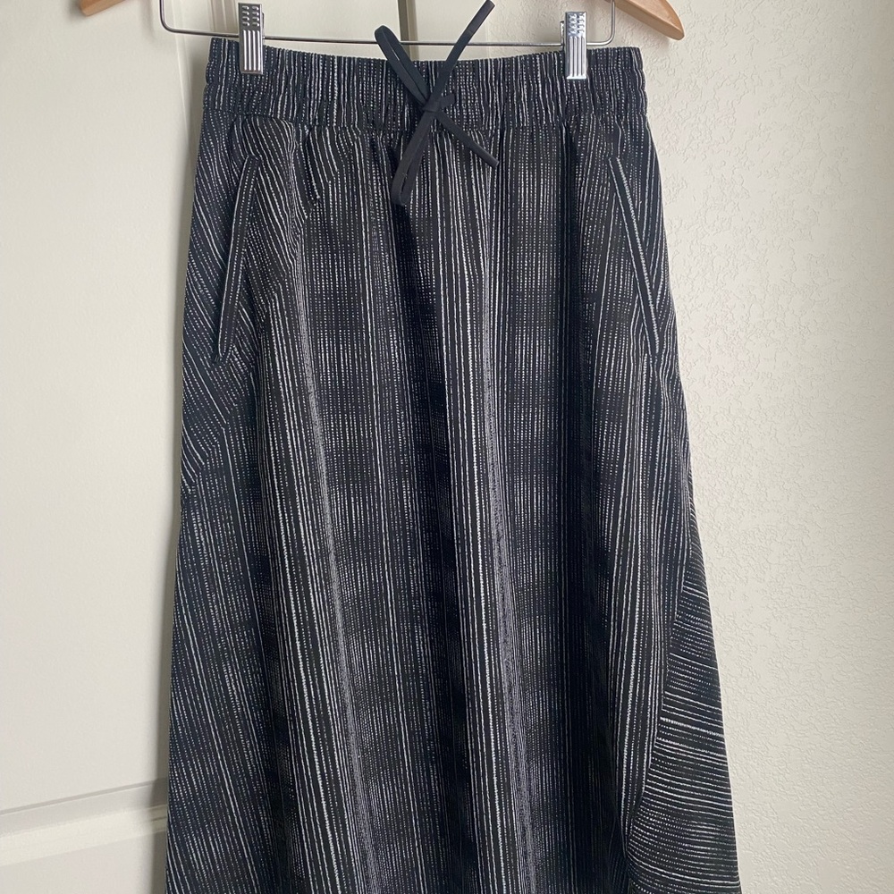 Athleta Black and Gray Midi Skirt